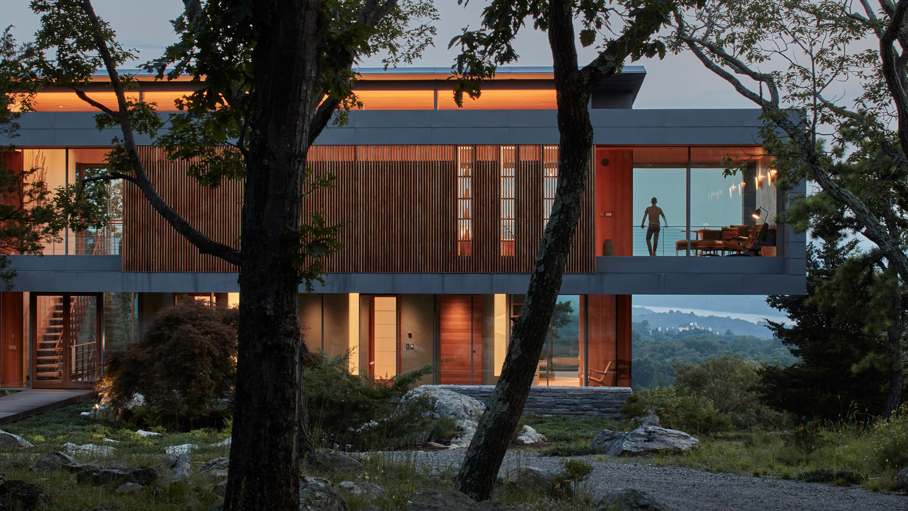 01_Dusk View of House from Entry Drive_Richard Barnes.jpg